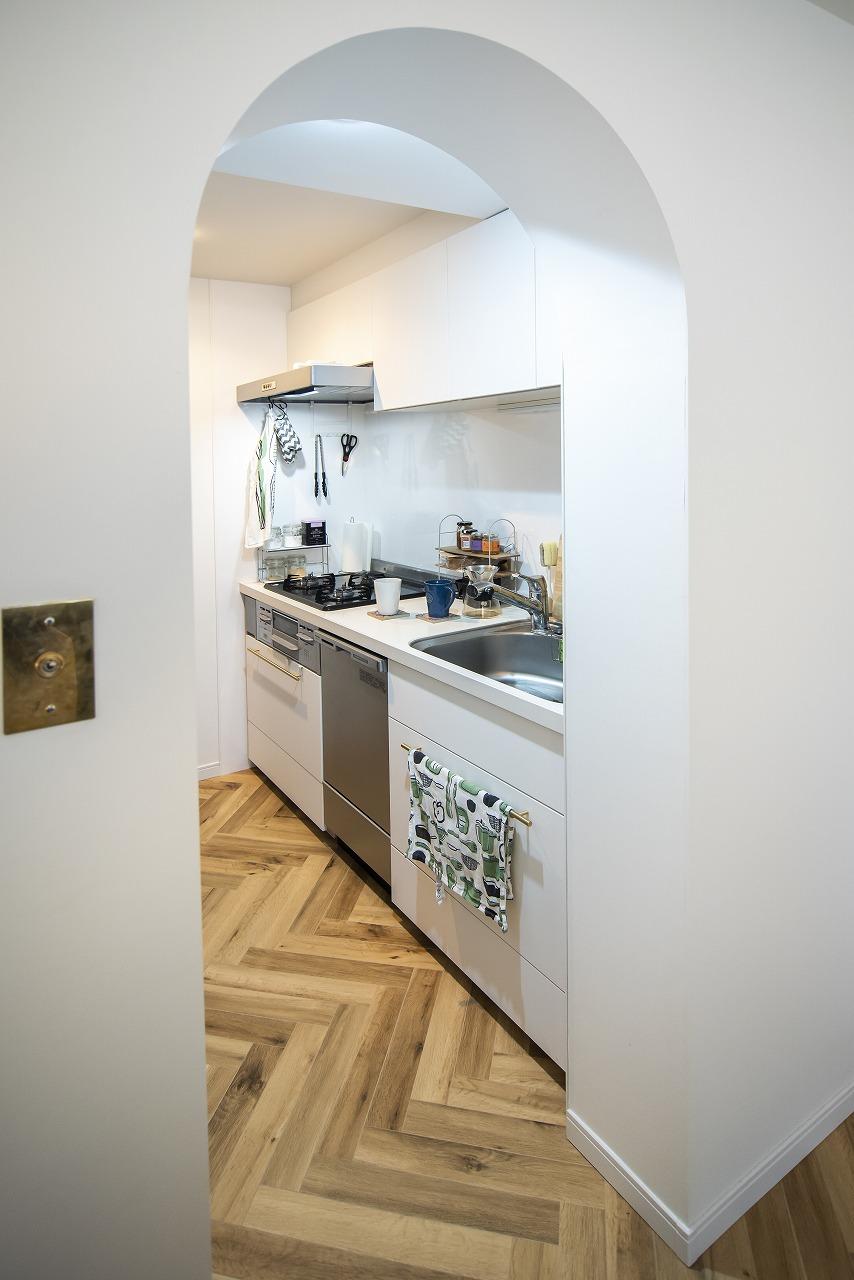 キッチンへ続くアーチの開口がよりいっそう洗練された空間を演出します。上品で気品溢れる居心地の良いスペースです。