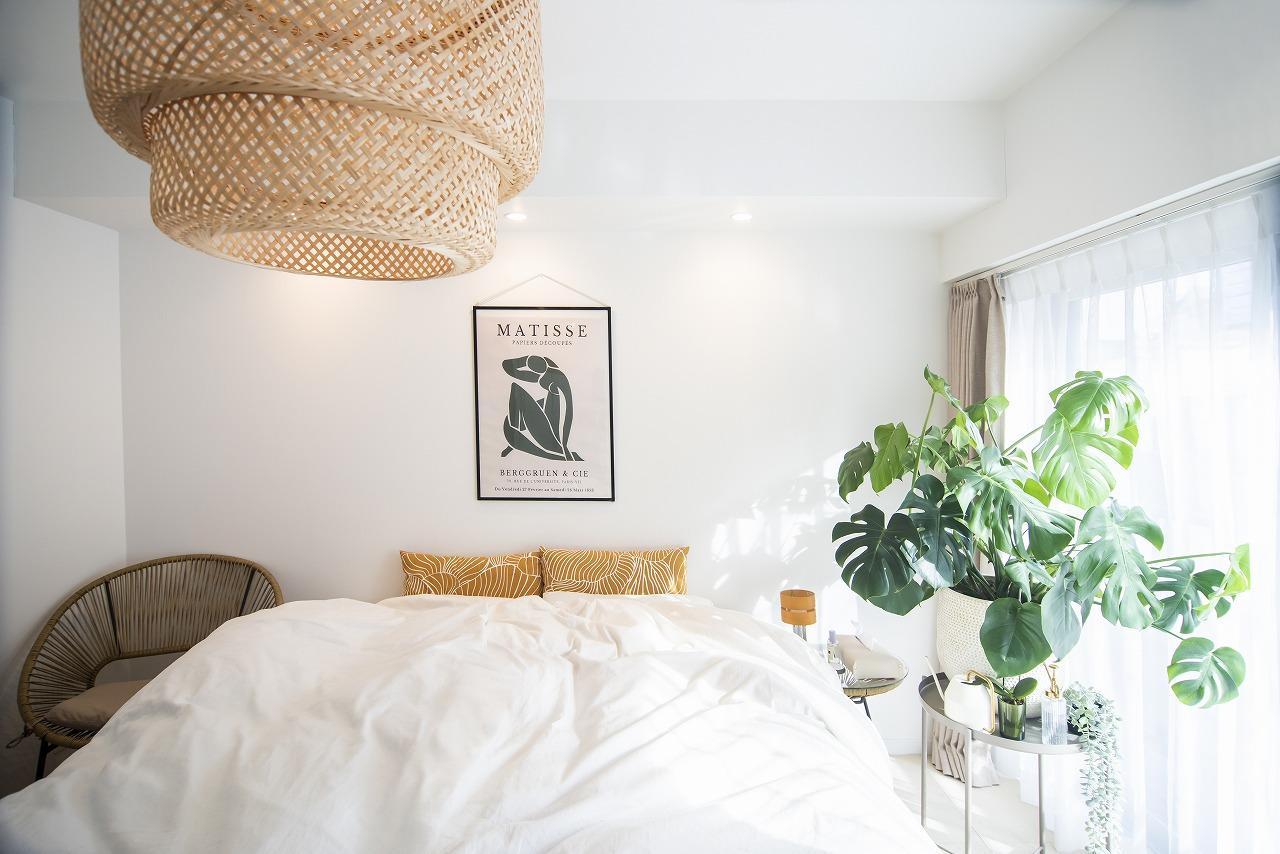 寝室も白を基調とした開放的で清潔感が溢れるお部屋です。凛とした空気が流れこみ穏やかな時間が流れます。