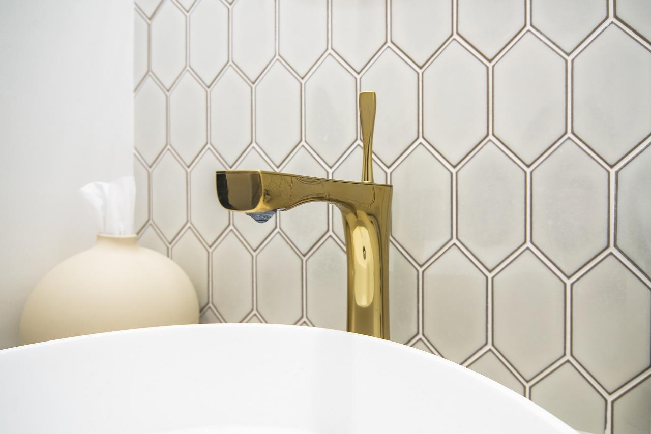 洗面水栓も真鍮のゴールドで統一しました。高級感を醸し出す上質な空間にアクセントを加えます。