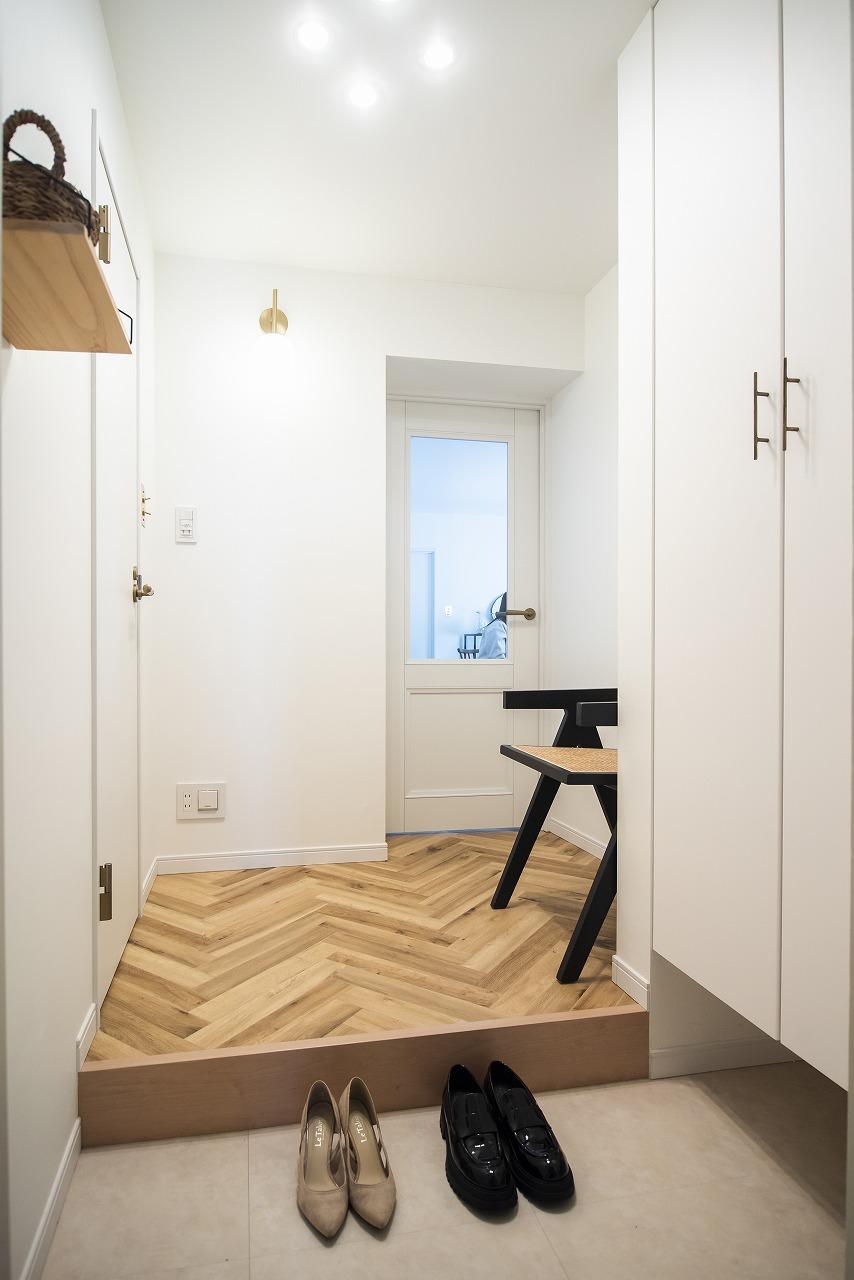 玄関ホールまでヘリンボーンにこだわりました。玄関から入った瞬間からはっとするような瀟洒で爽快で洗練されたスペースが、安らぎに満ちた生活空間を予感させてくれます。