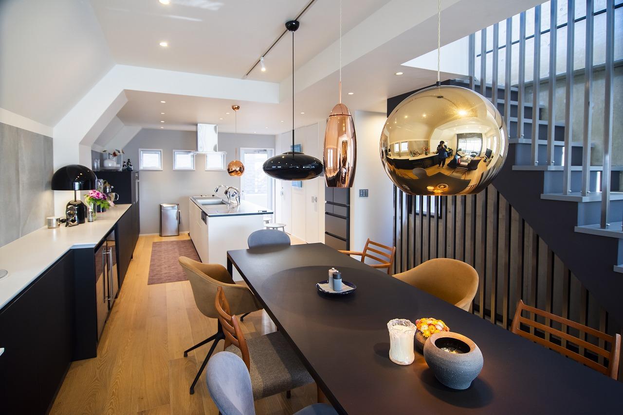 3階のリビングから屋上へ続く階段の格子は、壁のコンクリートとマッチする素材で、インダストリアル感を出すため、あえて接合部分を隠さず大きいボルトを採用しています。