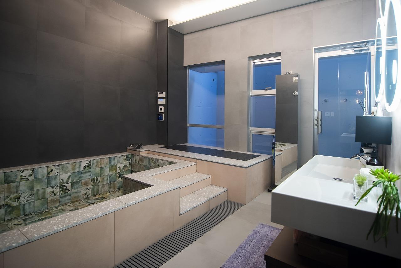 ゆとりのあるプライベートスパのような空間です。ボタニカル柄のタイルがよりいっそうモダンな雰囲気を演出しています。岩盤浴スペースは、ショールームで黒い石材を見ているときに『岩盤浴スペースをつくろう』とひらめかれたそうです。