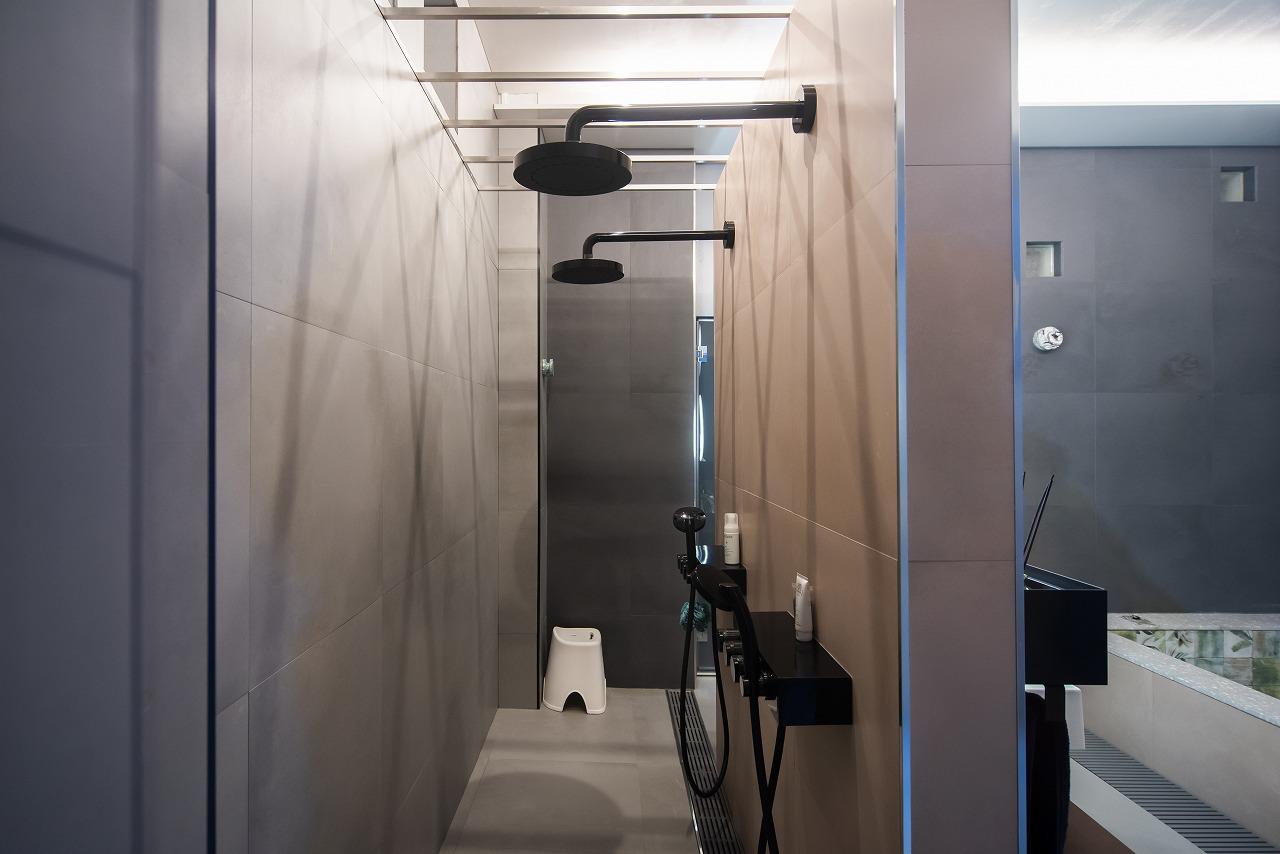 シャワースペースには、2つのシャワーを造作しました。