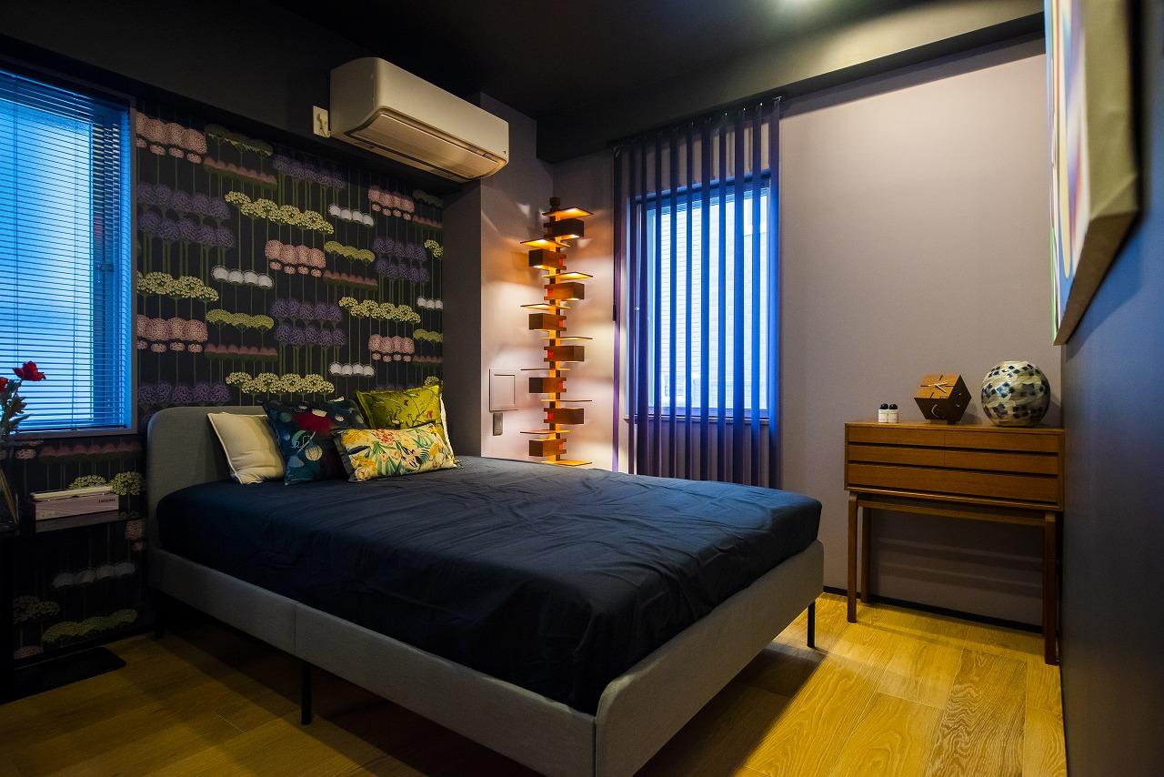 2階には主寝室と書斎、ゲストルームがあります。各部屋の扉の色を、プライベートスペースは黒、パブリックスペースは白で分けています。光に沿って3階へ行ってもらえるよう、廊下の天井照明は一直線に設置しています。より落ち着いた空間にするため、廊下に黒いカーペットを敷くことを考えているそうです。