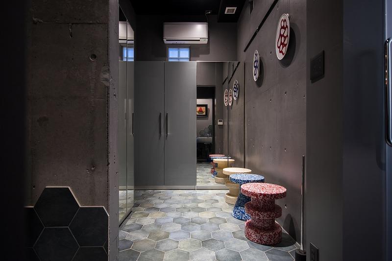 1階の玄関スペースは、土足でもスリッパでも歩けるミニラウンジのような雰囲気を目指しました。上がり框を取り払ったことで可能性が広がり開放感のある雰囲気に。玄関から光を辿って奥へ進むと、靴やバッグ、コートを収納できるスペースに繋がります。