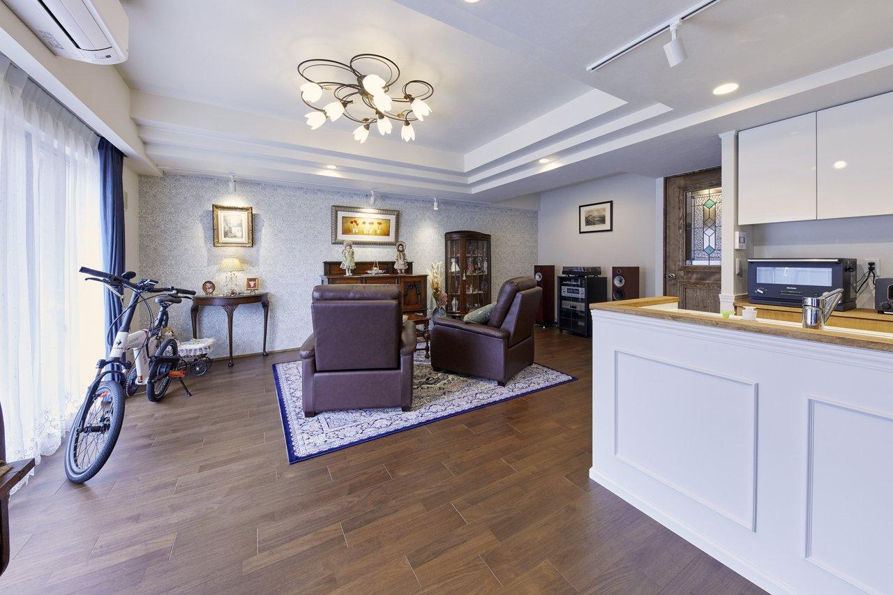 開放感があるリビングダイニングキッチンです。以前お住まいのお家からずっと大切にされているキャビネットの寸法をお伺いし、壁をへこませたニッチを造作するなど、こだわりのお部屋に仕上がりました。