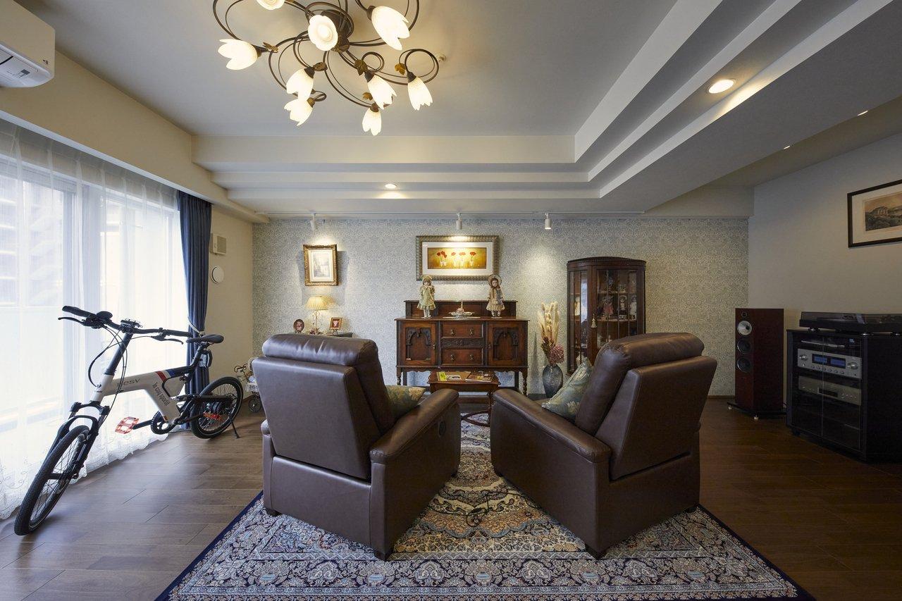 リビングには、ブルーグレーのアクセントクロスを取り入れ、絵画が飾れるようにピクチャーレールとスポットライトを取り付けました。