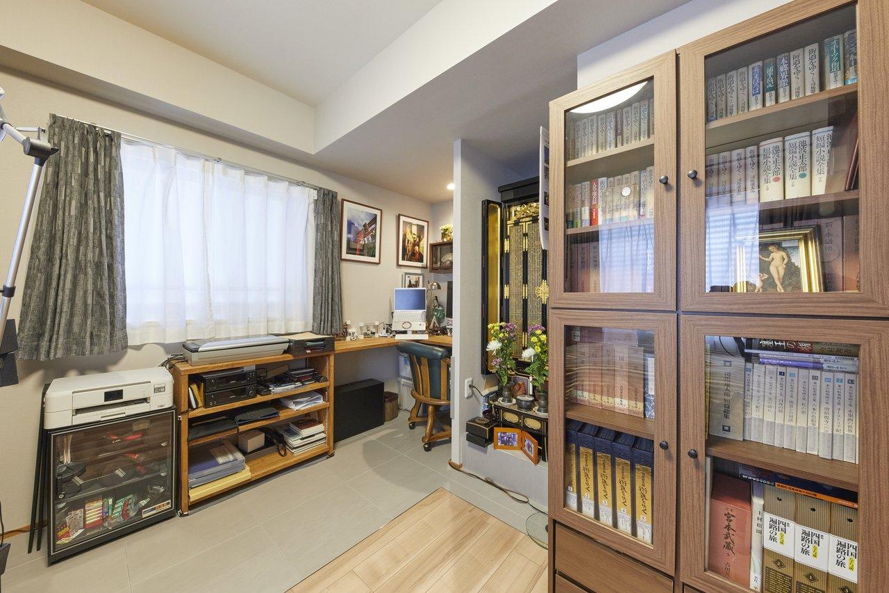 デスクも造作したご主人のお部屋です。仏壇がぴったり収まるような設計をこらし、無駄のなく使いやすいお部屋になりました。