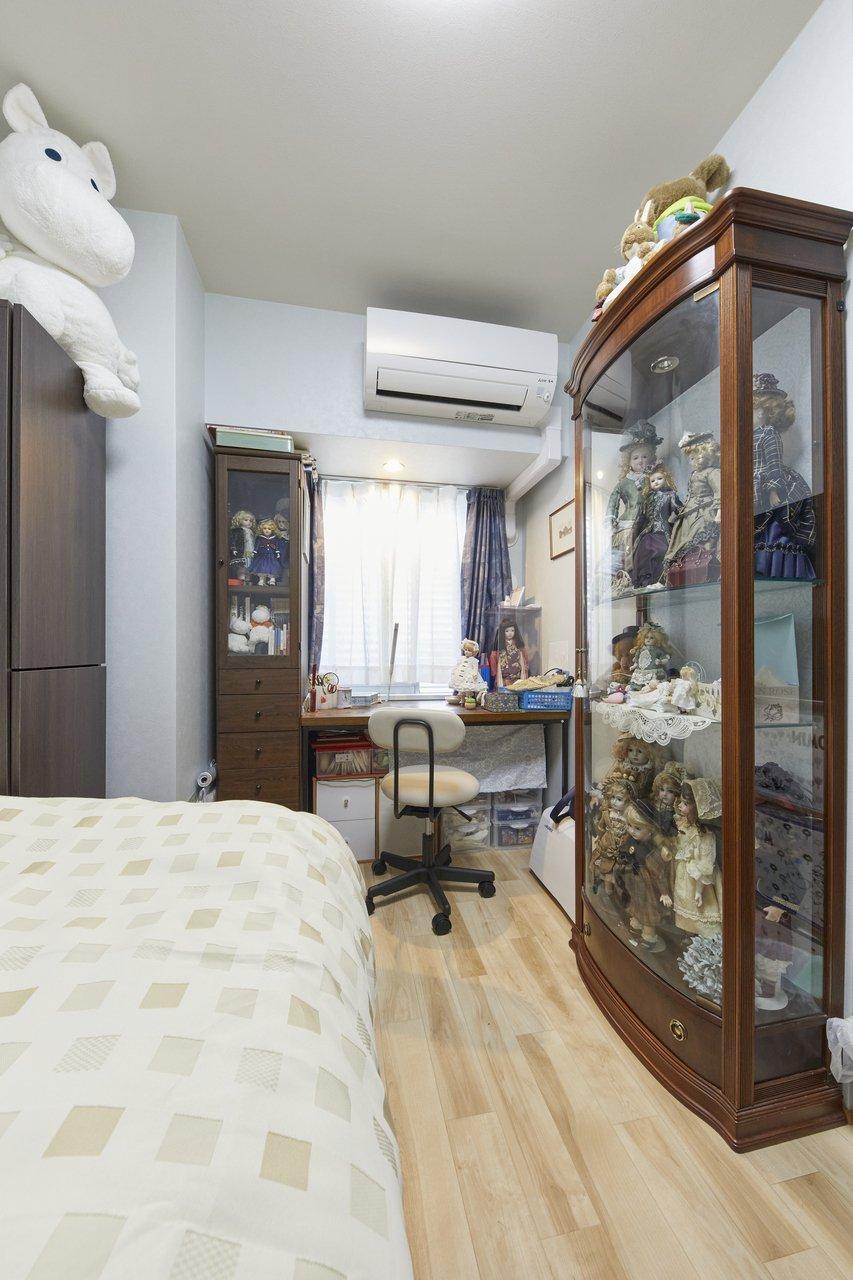 奥様のお部屋です。ご趣味のお人形が飾られていて素敵な空間ですね。