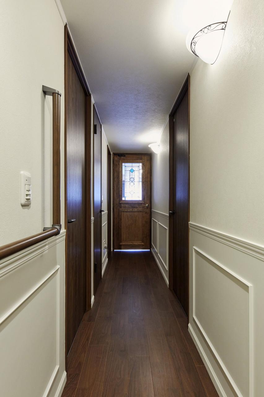 腰壁も、建具も。アンティークかつ気品が溢れる住まいです。