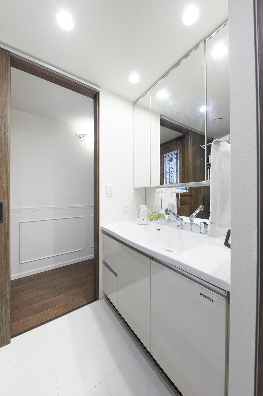 清潔感が溢れる洗面化粧台です。三面鏡裏にもたっぷり収納できます。