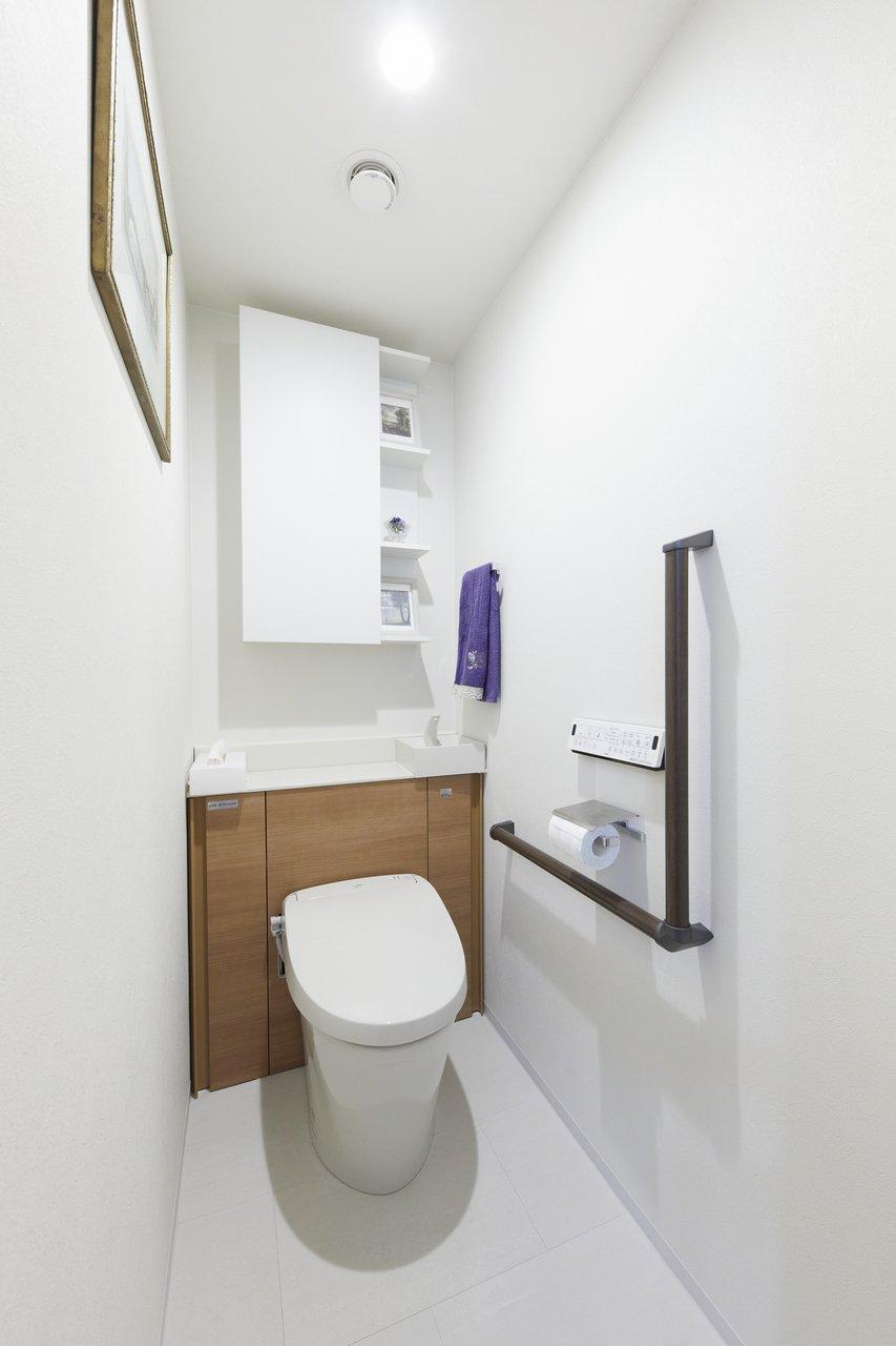 洗練されたお部屋にぴったりのタンクレストイレです。手洗いカウンターを設置しました。