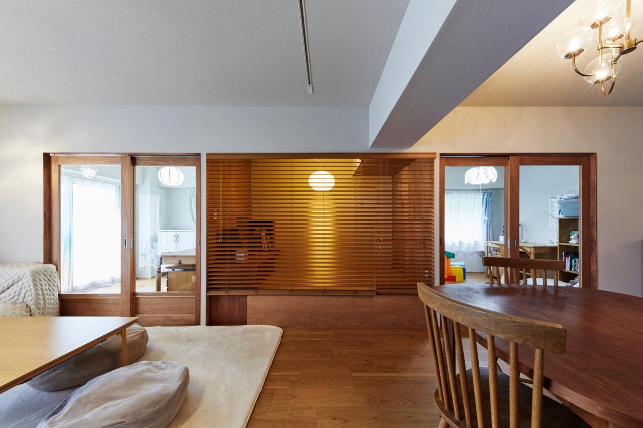 小上がりは、寝室としても仕事部屋としても、ときには物置きとしてもマルチに使えるスペース。