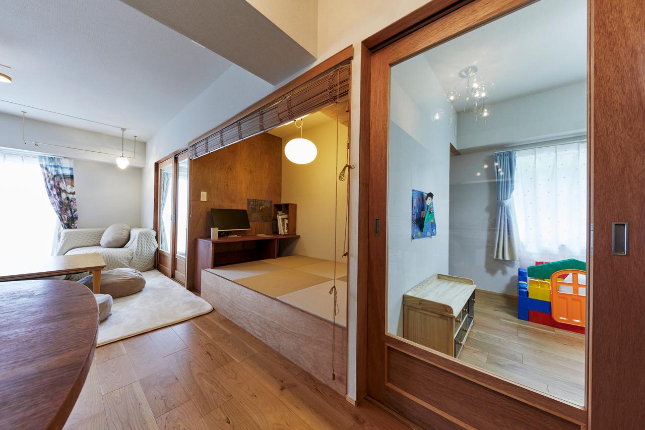 小上がりの畳の下は収納になっており、壁際のデスクは移動することができます。