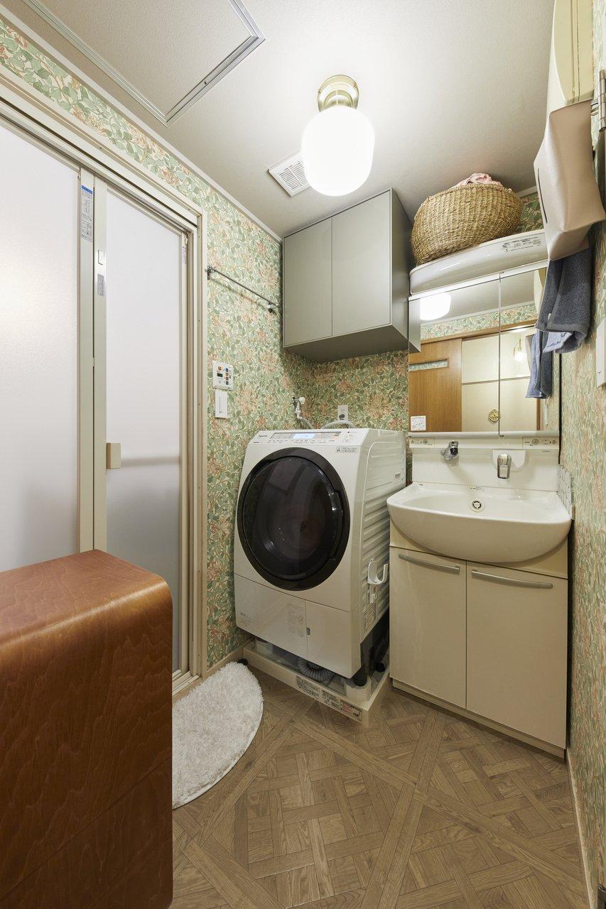 洗面室も、可愛い壁紙と床がアクセント。