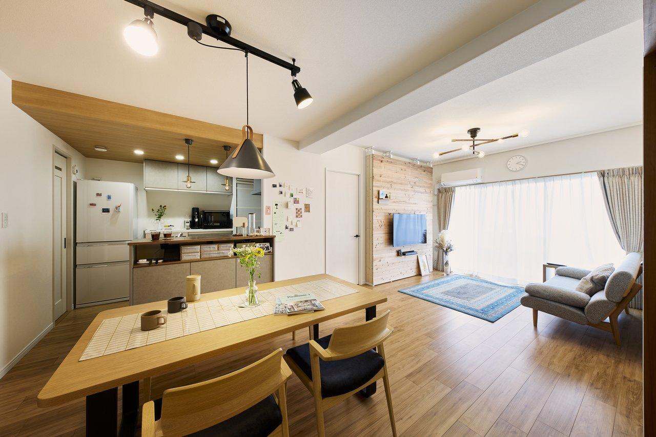 「色選びにこだわった家」のリビングダイニング