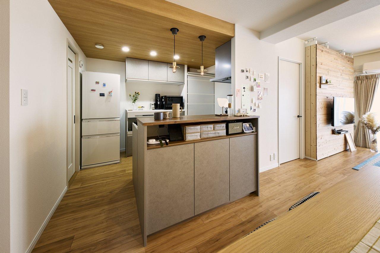 「色選びにこだわった家」のリビングダイニング