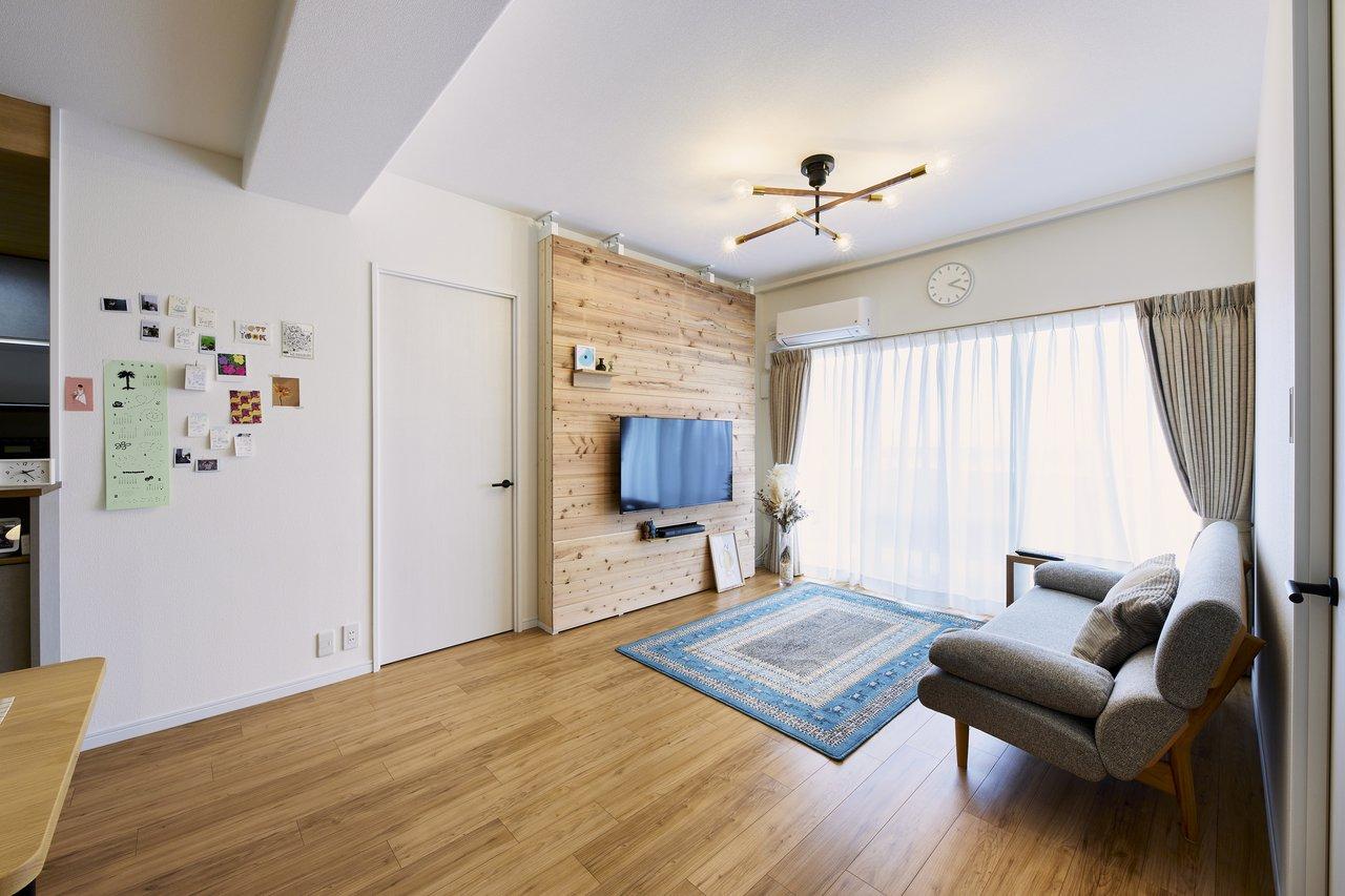 「色選びにこだわった家」のリビングダイニング