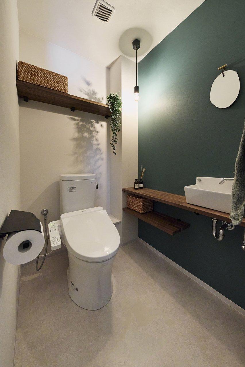 「色選びにこだわった家」のお風呂・洗面所・トイレ