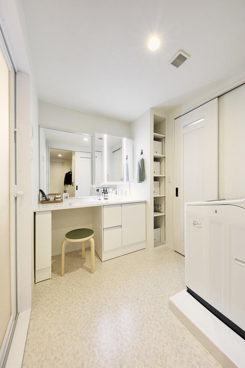 「色選びにこだわった家」のお風呂・洗面所・トイレ