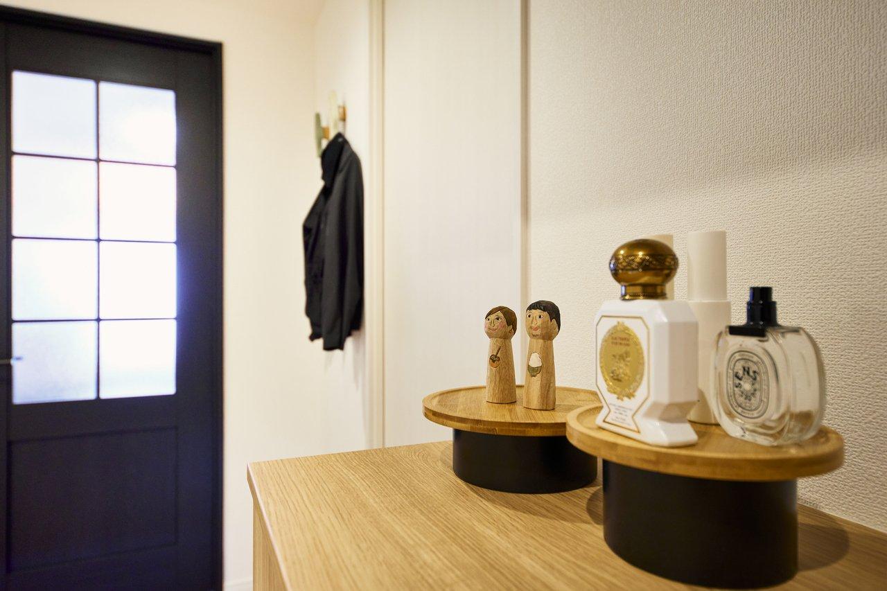 「色選びにこだわった家」の玄関・土間