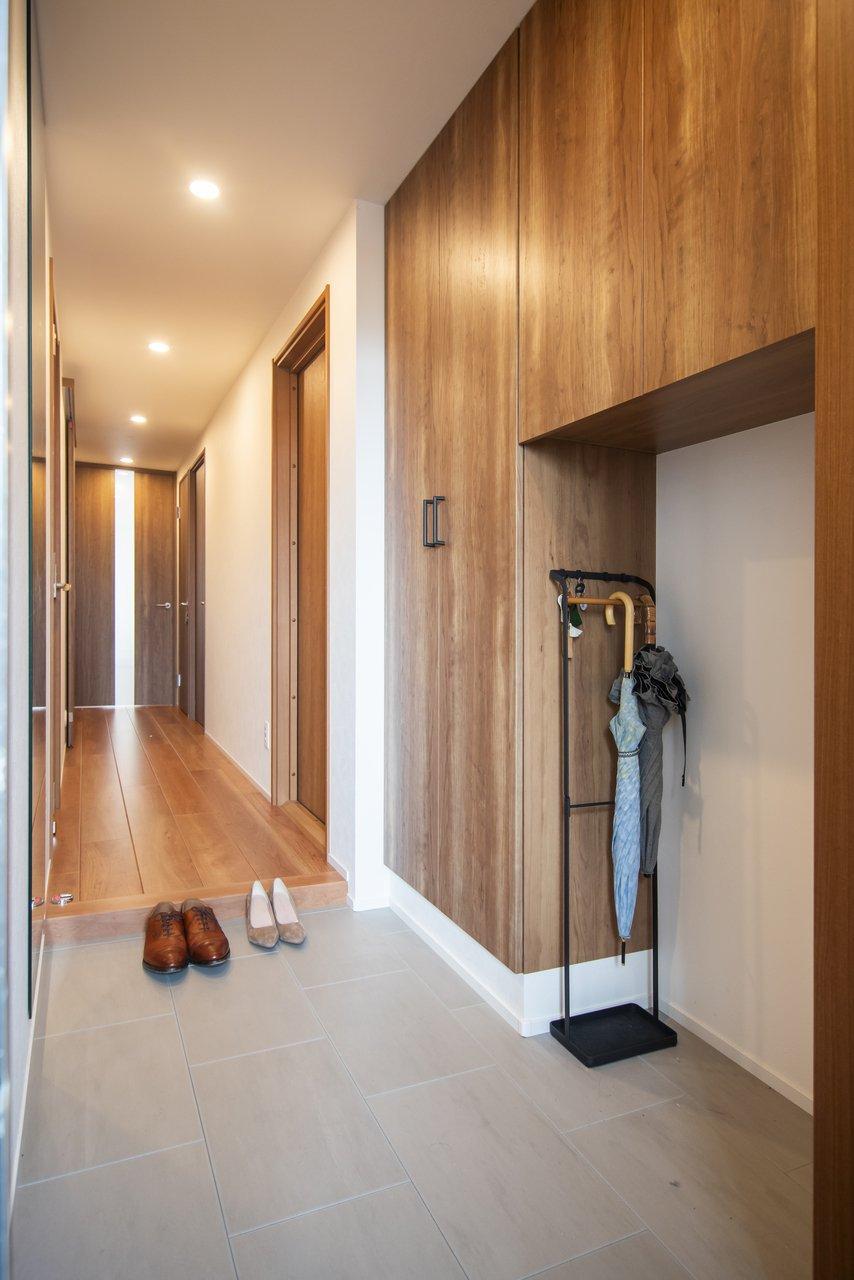 玄関には天井までの高さがあるシューズボックスを新設。傘やベビーカーを置くことができるスペースも設けました。