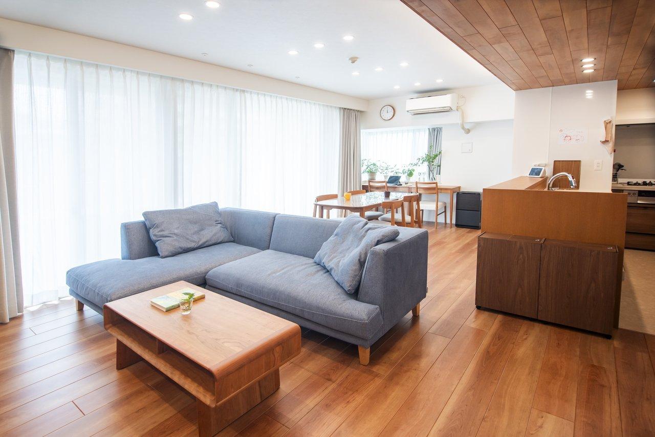 広さや天井高を確保し、木を活かした温かみのある空間に。