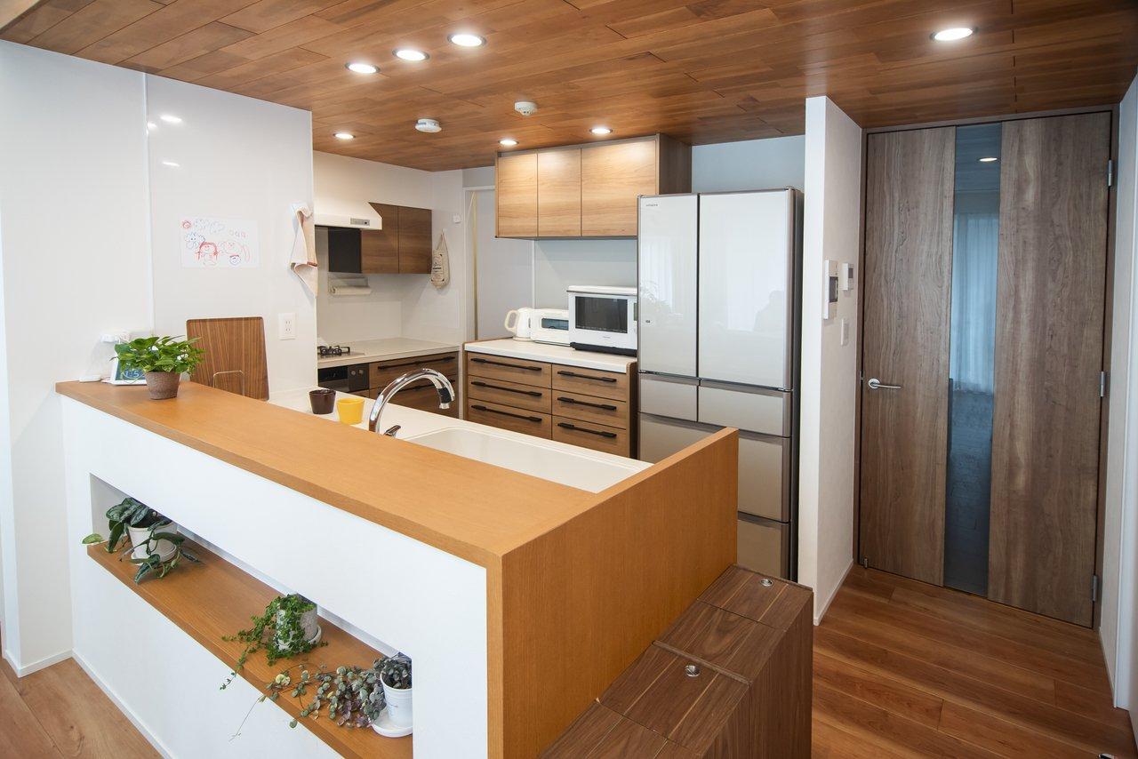 キッチンの奥には、食材や調理器具を収納できるパントリーを新設しました。