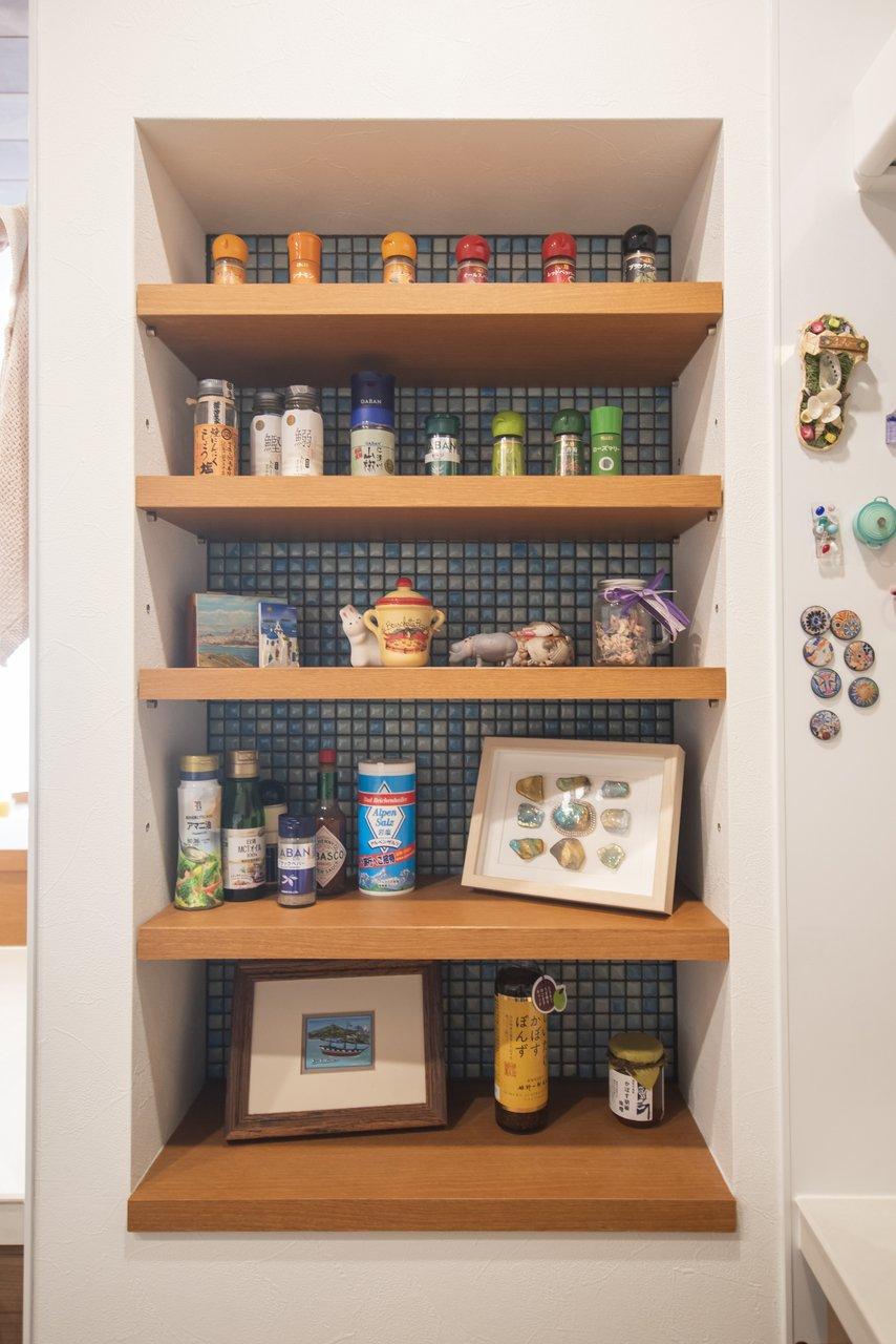 キッチンの壁面に造作したニッチは奥様お気に入りのスペース。「料理の合間に、椅子に座ってニッチを眺めています」（奥様）