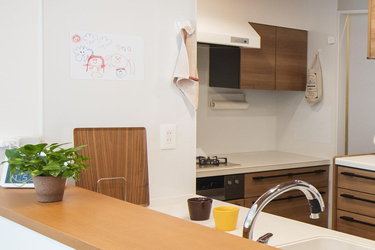 キッチンの壁面には、一部マグネットパネルを施工しています。