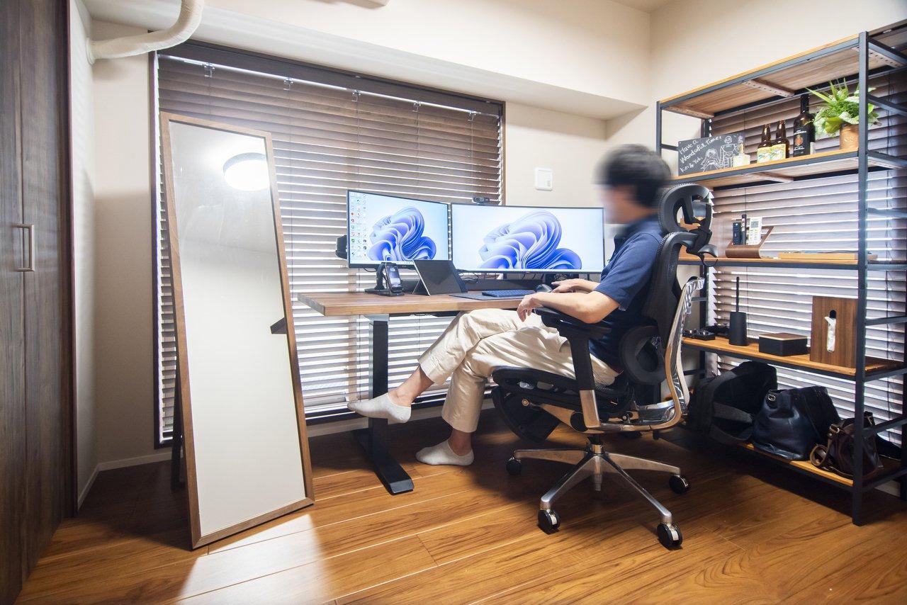 防音施工したご主人のワークスペース。「妻とそれぞれでウェブ会議をするとき、お互いの声が聞こえず快適です。家族が寝ていても気を遣わずに仕事ができるようになりました」（ご主人）