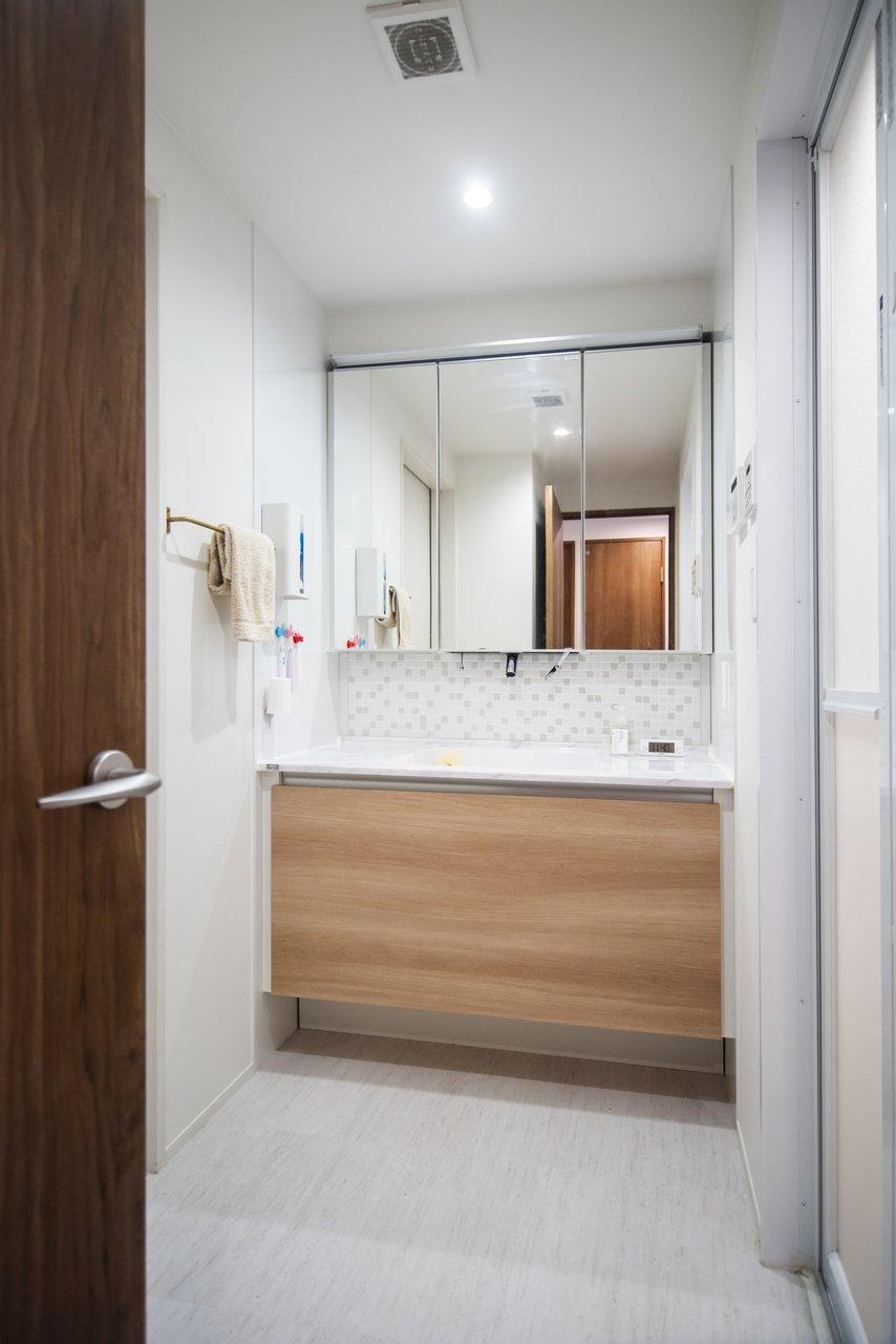 シンプルですっきりとした、清潔感のある洗面室。