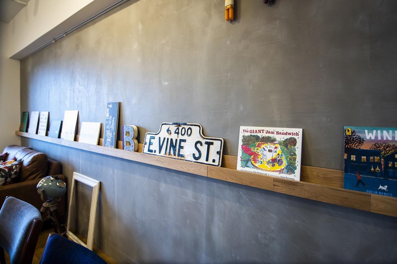 リビングの壁面に取り付けたブックラックは、家族が今どんな本を読んでいるのか知れる場所としても活躍。