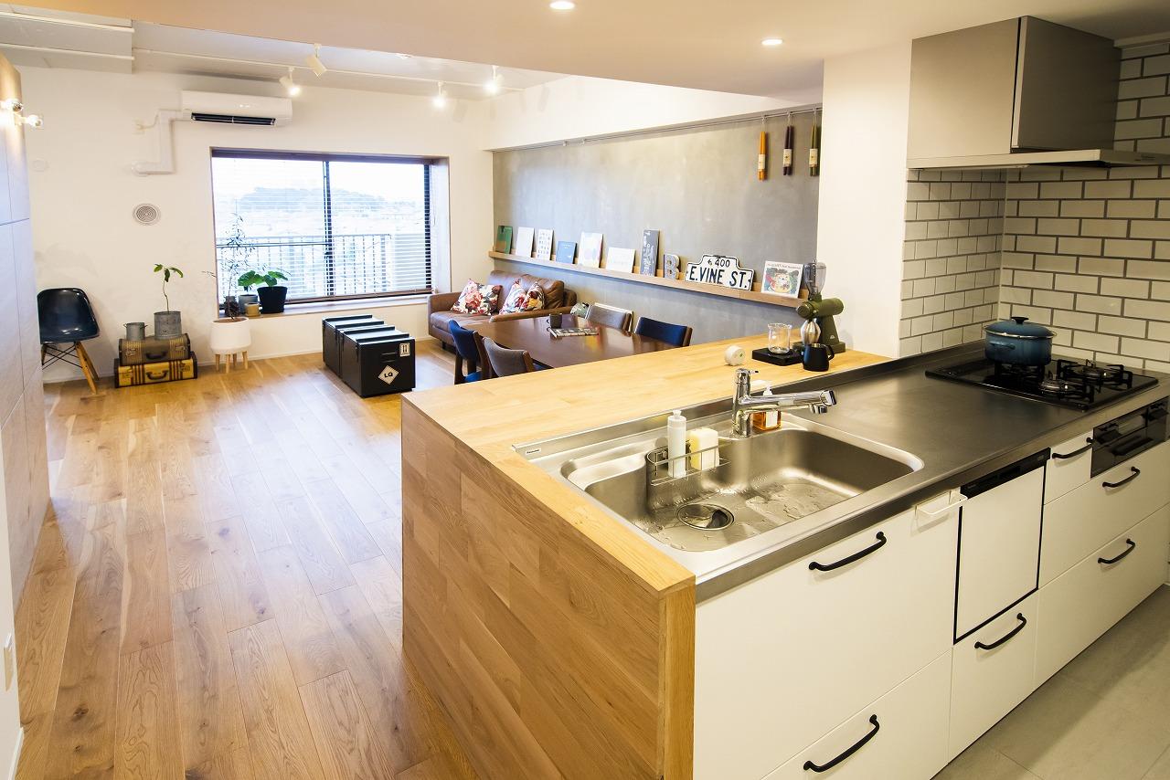 リビングを見渡すことができるキッチンには、作業台としても使えるカウンターを造作。