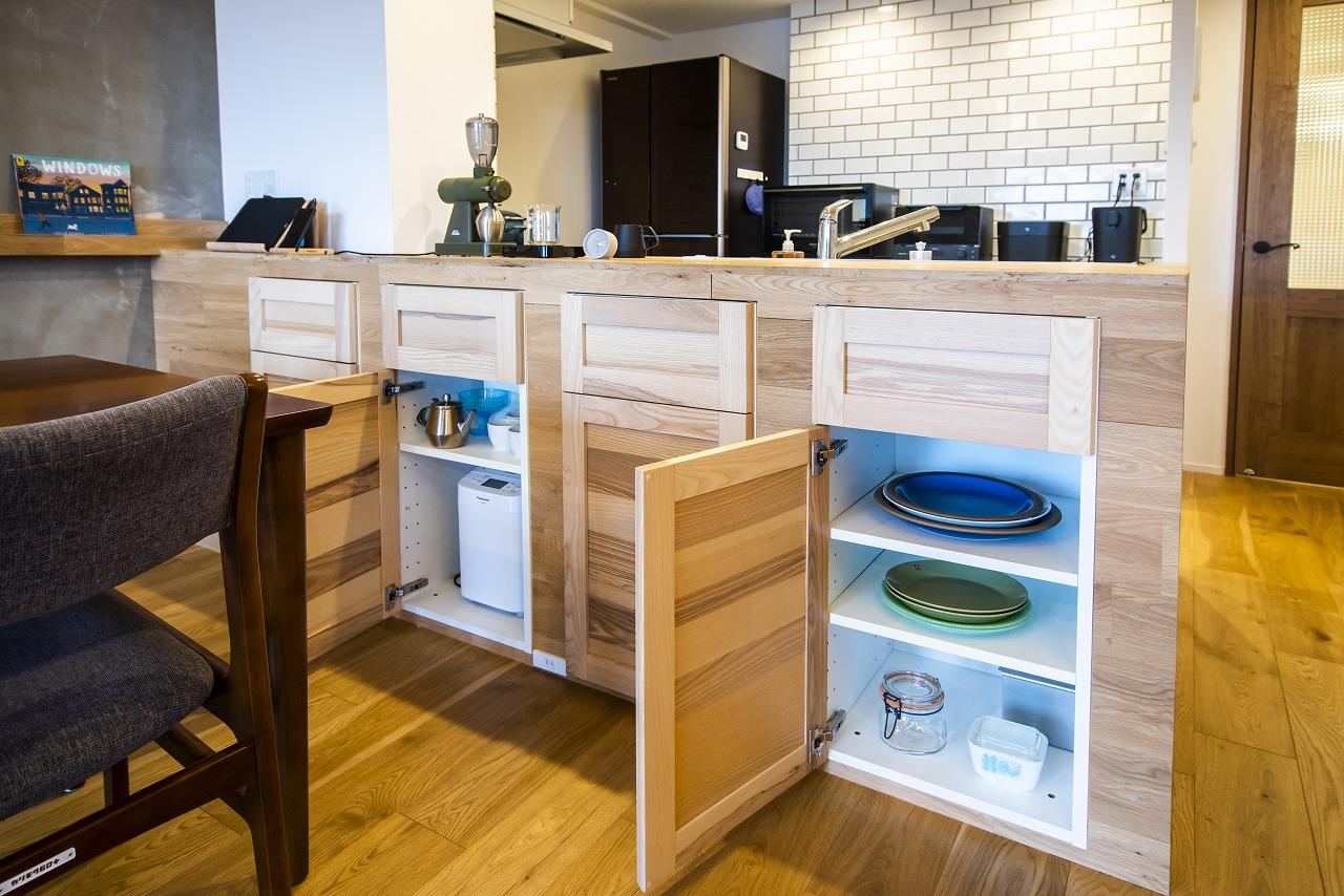 カウンターの下部には、調理器具や食器、食材を収納可能。