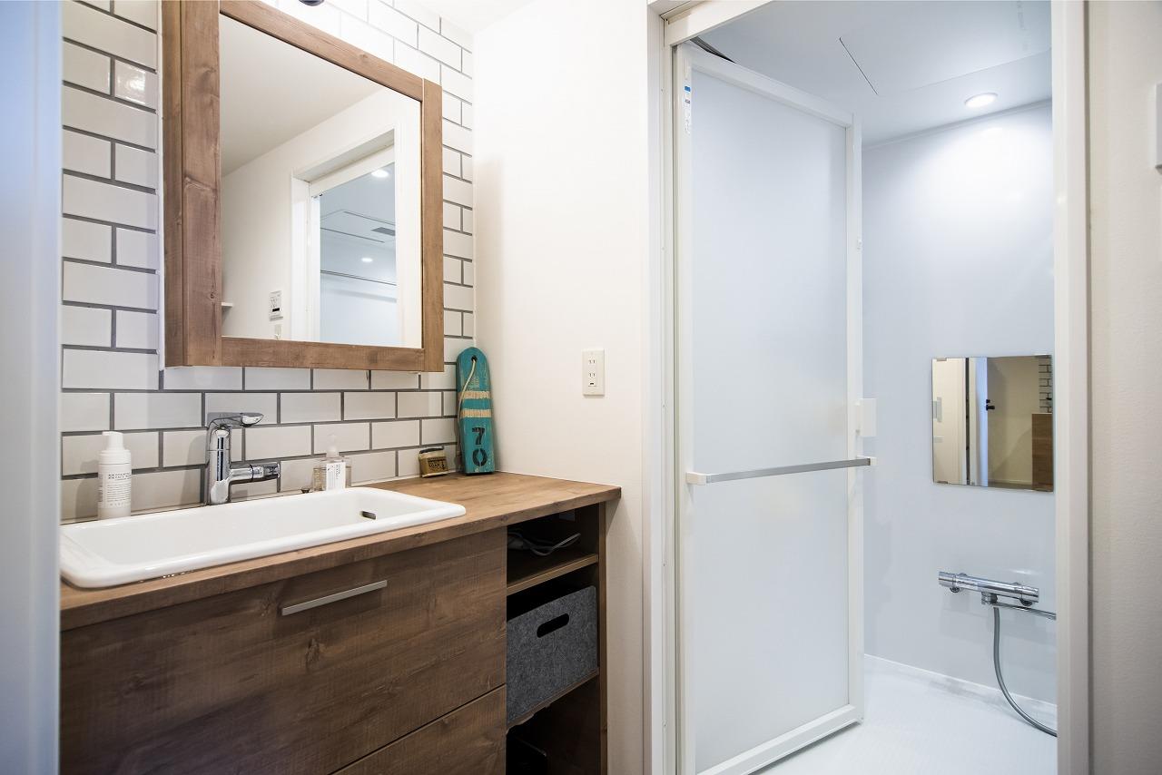 洗面室の壁面にはキッチンと同じタイルを採用。