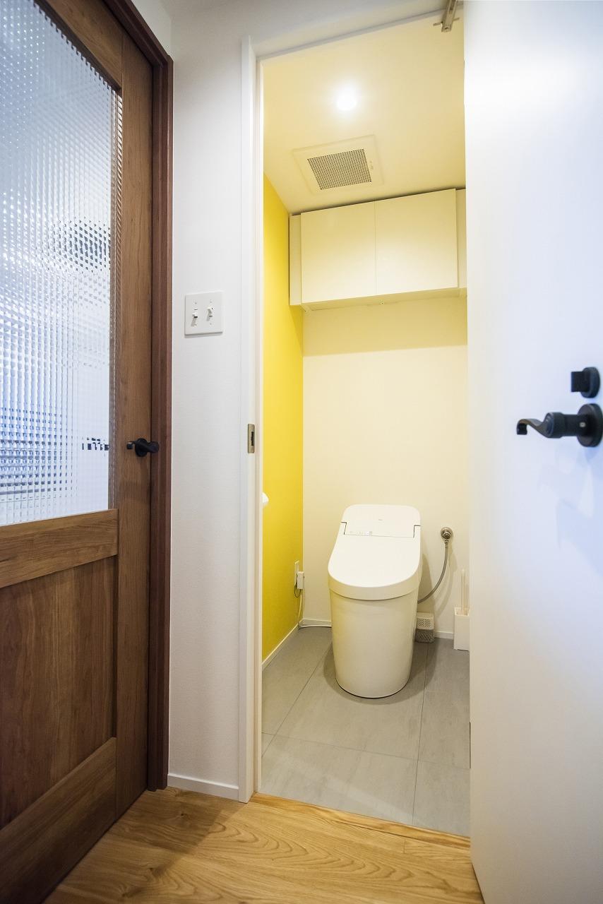トイレには黄色のアクセントクロスを採用。