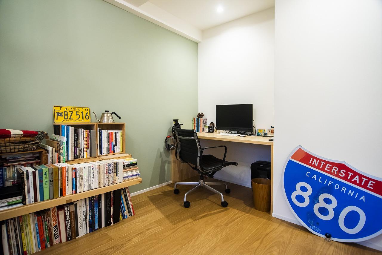 グリーンのアクセントクロスを採用した洋室の一角には、ワークデスクを造作。