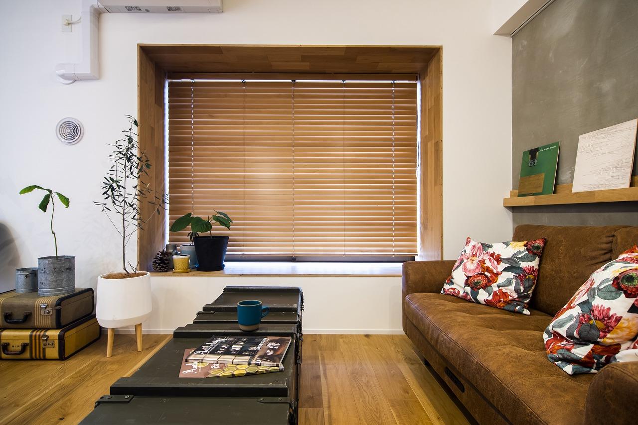 出窓の上下左右にはフローリングを施工。室内でのベンチとしても、繋がっているバルコニーに足を出して縁側のように使うことも可能。