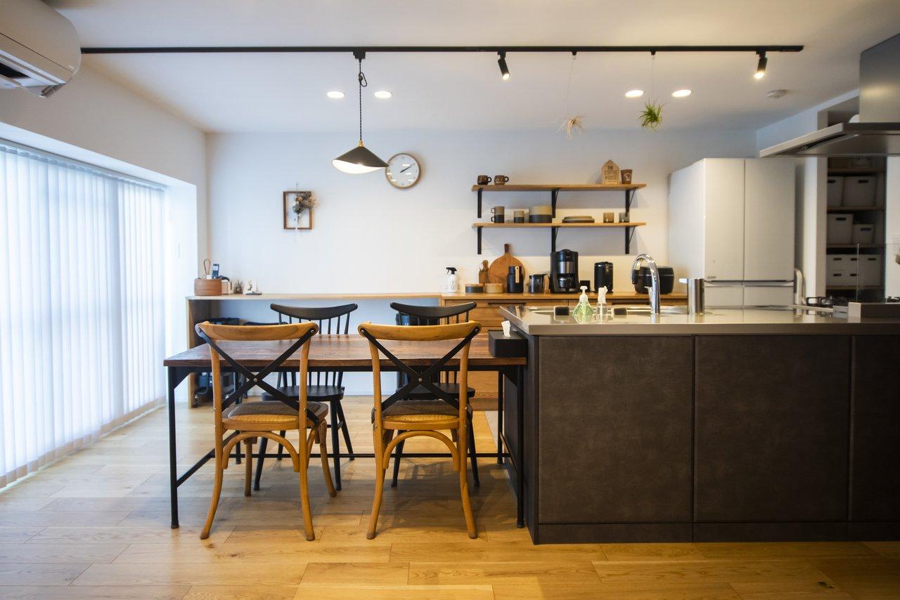 「光と風と暮らす家」のリビングダイニング