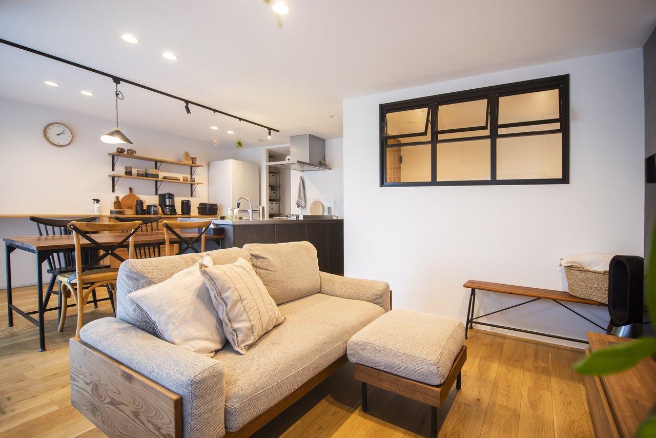 「光と風と暮らす家」のリビングダイニング