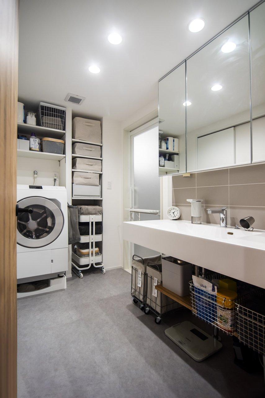 「光と風と暮らす家」の洗面室