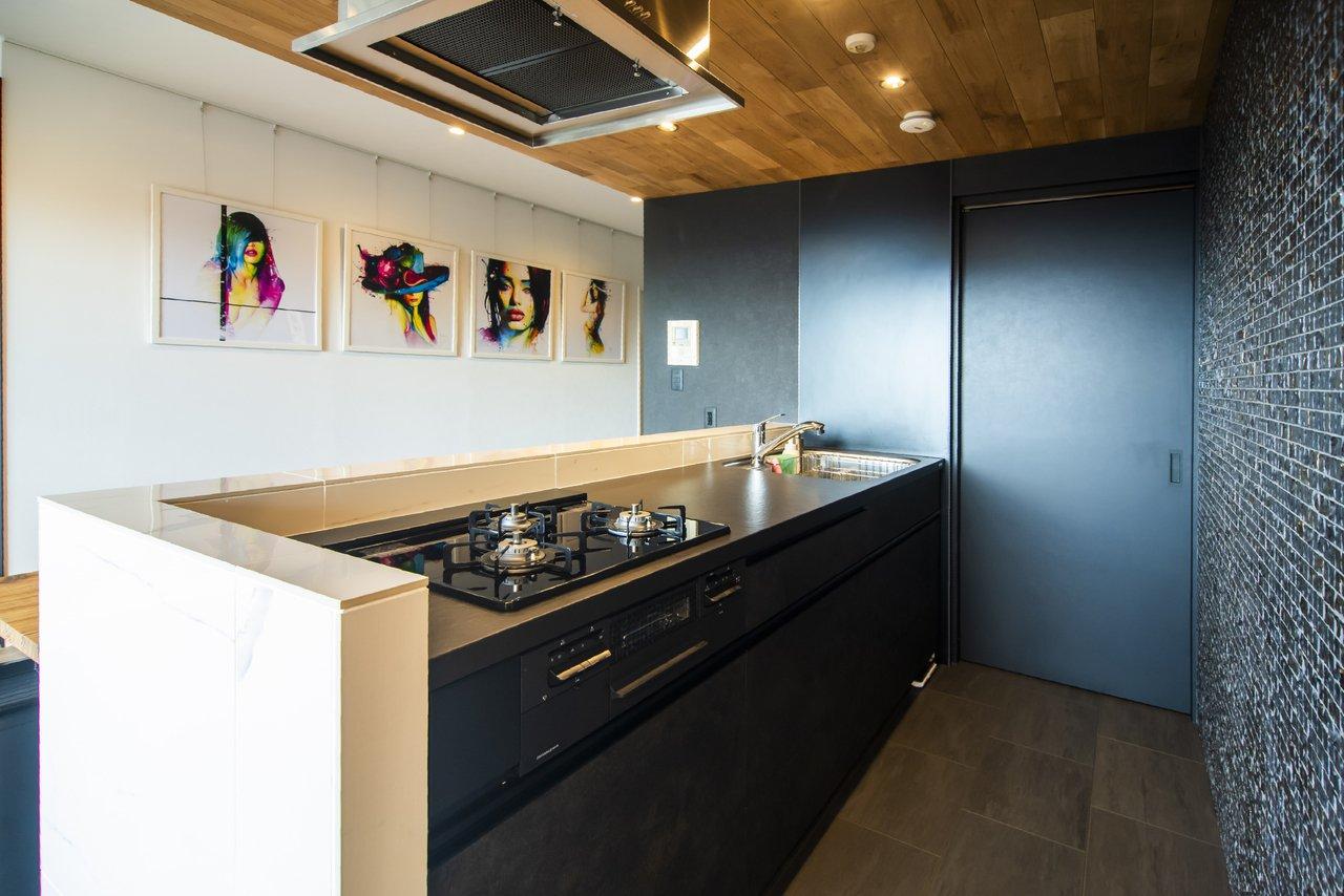 キッチンの奥にはパントリーを新設し、冷蔵庫や調理家電、ウォーターサーバーを収納しています。