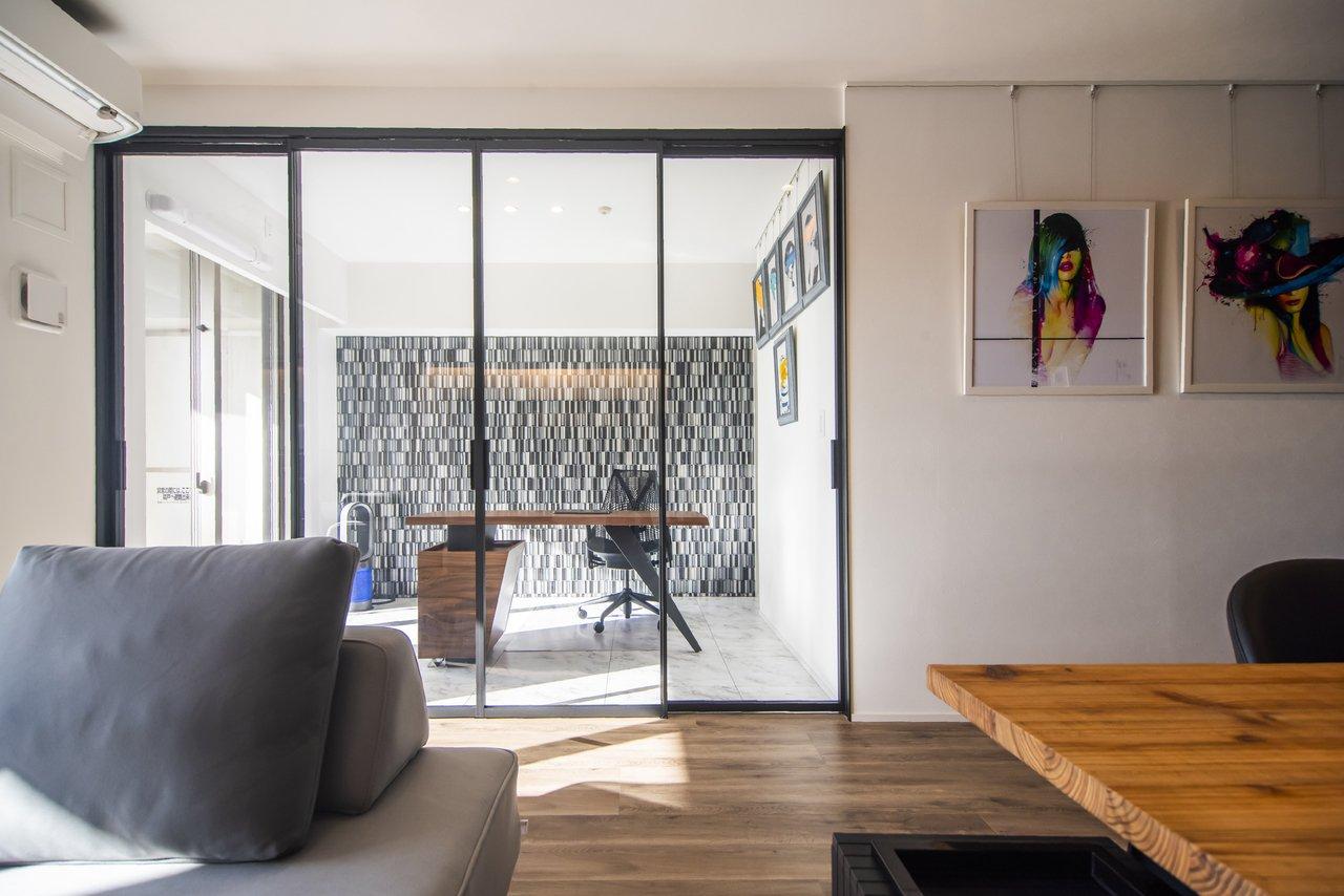 リビング側からの見栄えにこだわり、ガラスのパーテーションを採用したワークスペース。