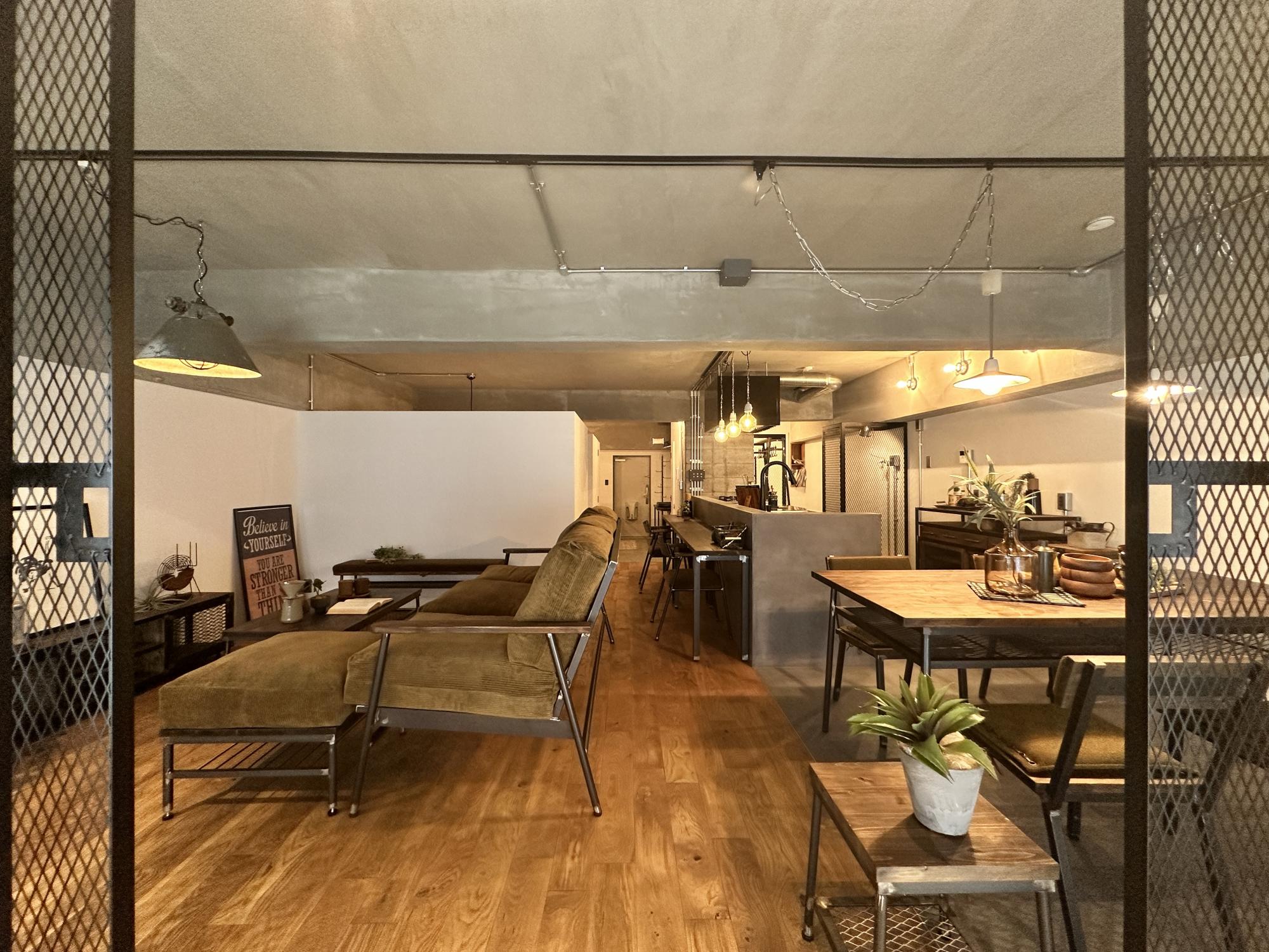 リビング奥のインナーバルコニーから見たリビングダイニング。