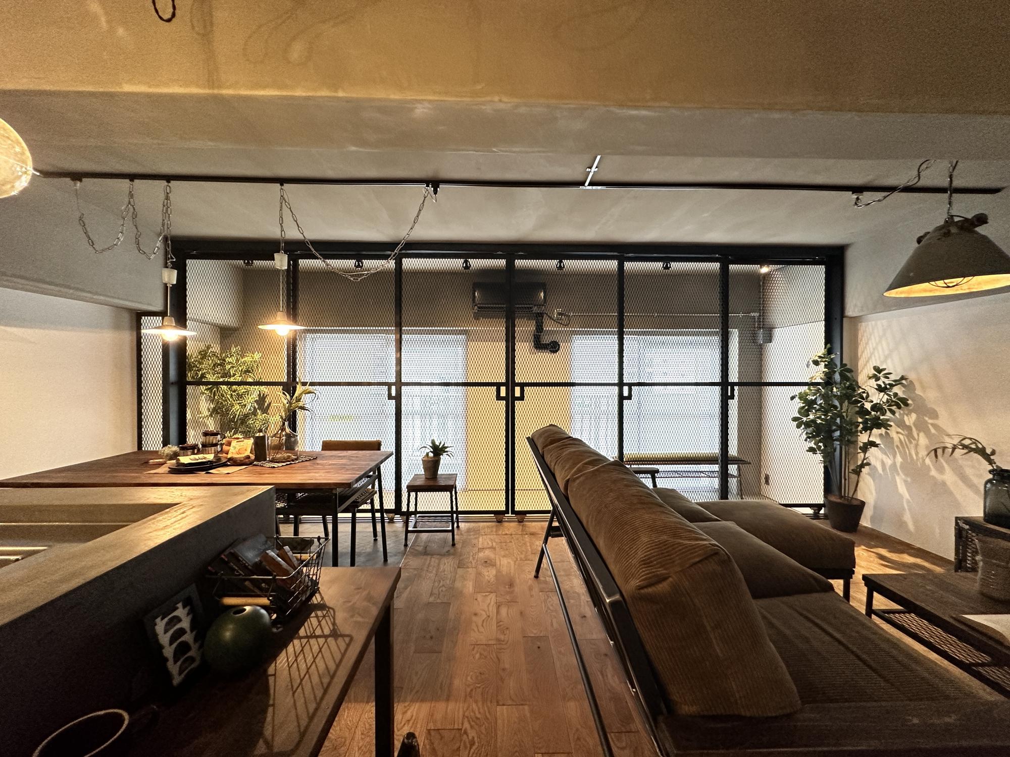 リビングダイニングとインナーバルコニーは鉄建具でゆるやかに区切っています。