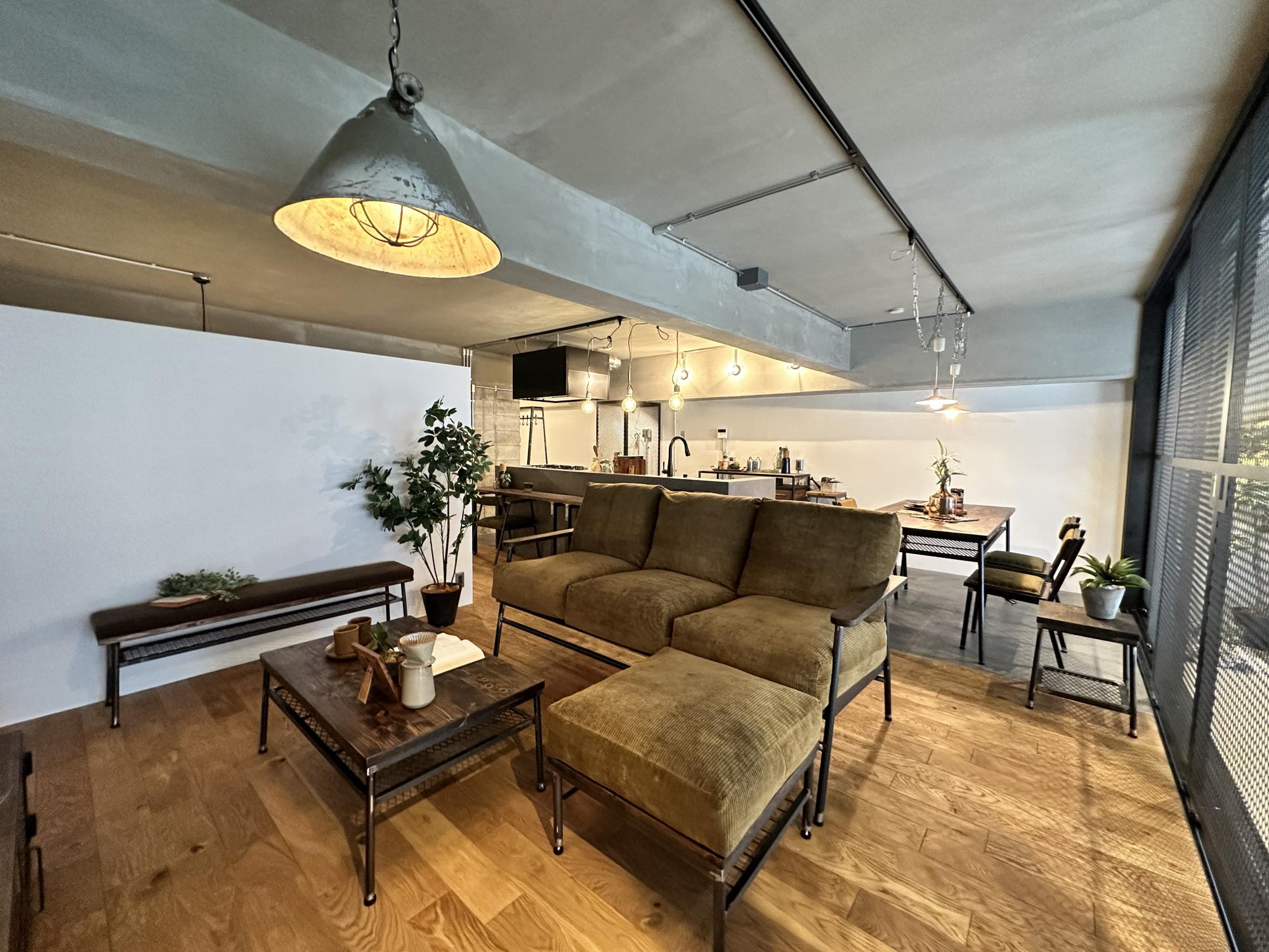 「INDUSTRIAL BRANCH」の家具がより映えるリビングダイニング。