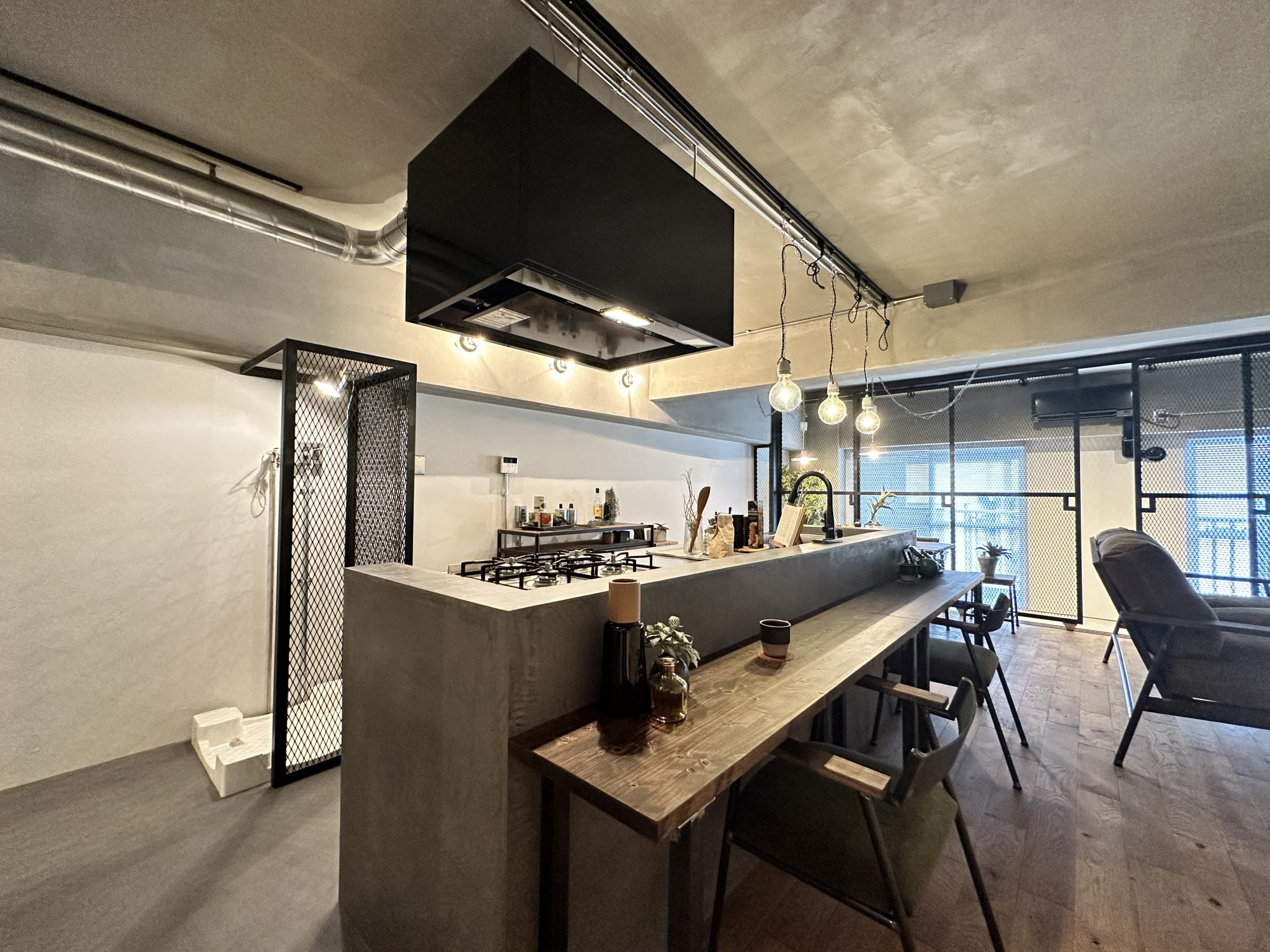 モールテックスを使用した質感豊かな特注造作キッチン。