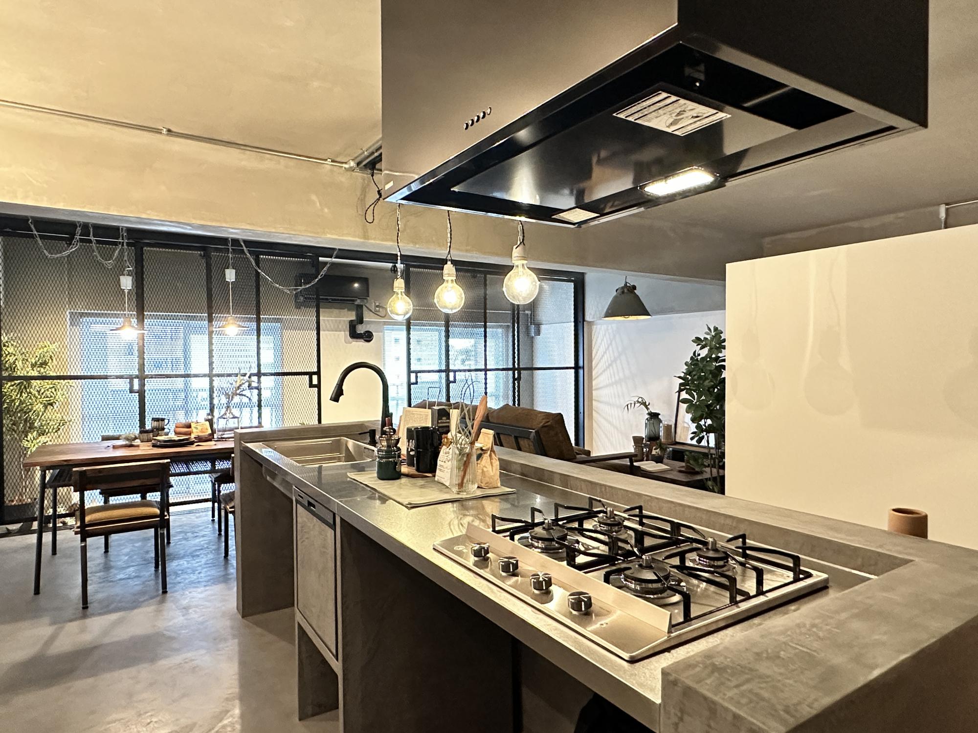 バイブレーション仕上げのステンレス天板がリビング空間のアクセントに。