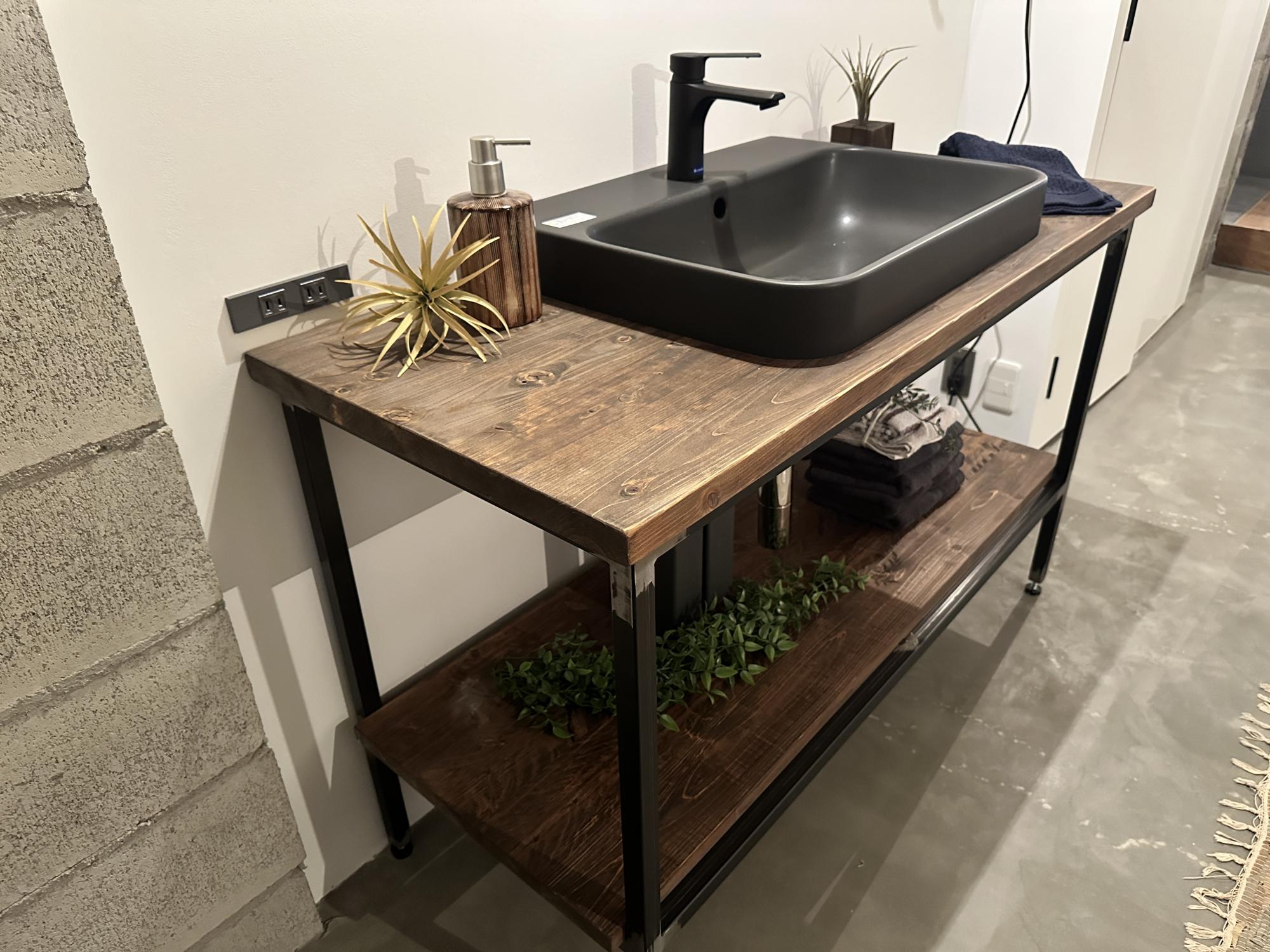 「INDUSTRIAL BRANCH」と共同開発したオリジナル洗面台。